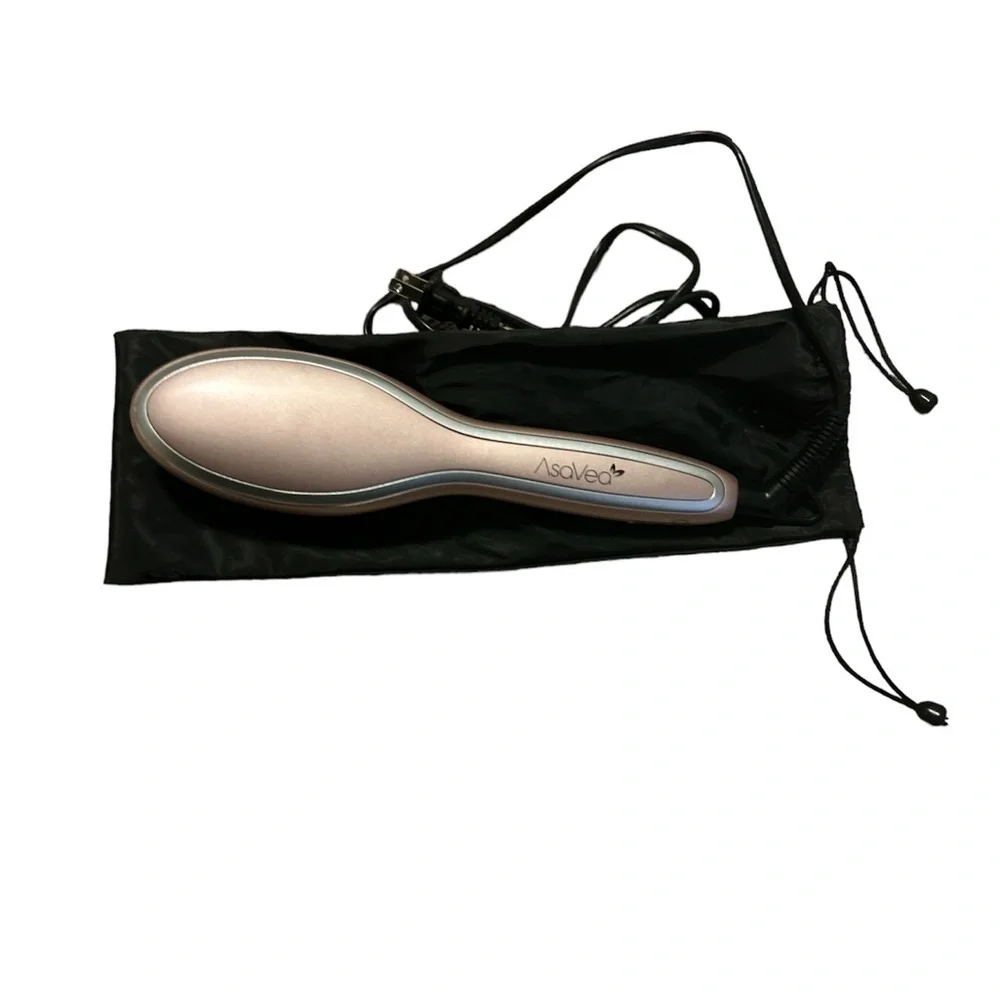 Brush flat iron with bag in great condition